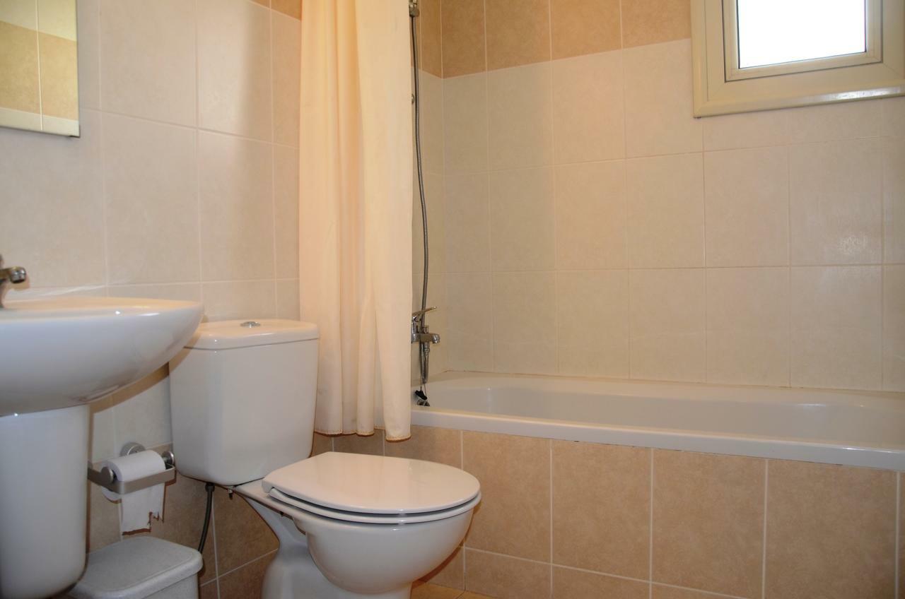 Floor, 2 Bedroom Vanessa D204, Free Wifi, Village View Apartment *