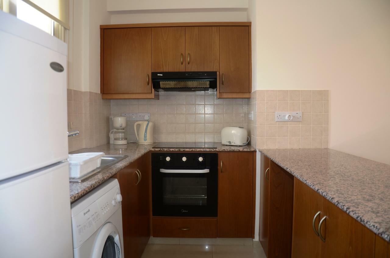 Floor, 2 Bedroom Vanessa D204, Free Wifi, Village View Пейя
